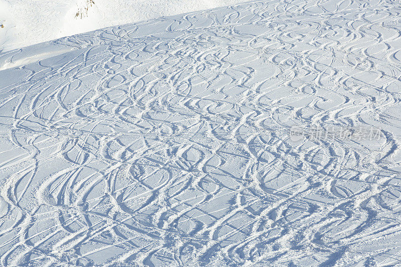 冬季滑雪胜地的粉雪小径