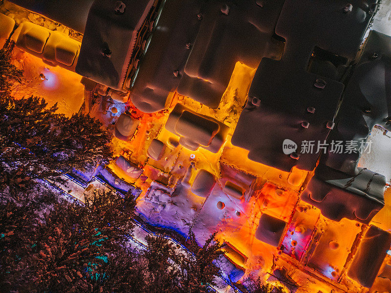 鸟瞰图冬季雪乡，中国灯笼，深雪的夜晚，白雪覆盖的房屋上五颜六色的灯光