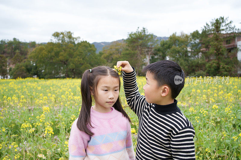 小男孩给小女孩送花