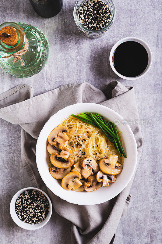 亚洲汤与米粉，蘑菇和葱在一个碗顶部和垂直视图