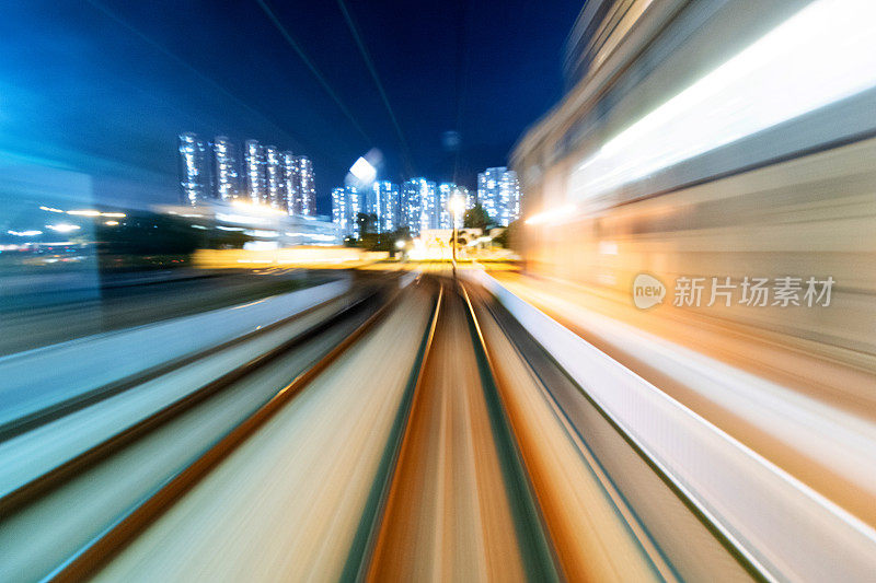 动态模糊的铁路轨道在城市的夜晚