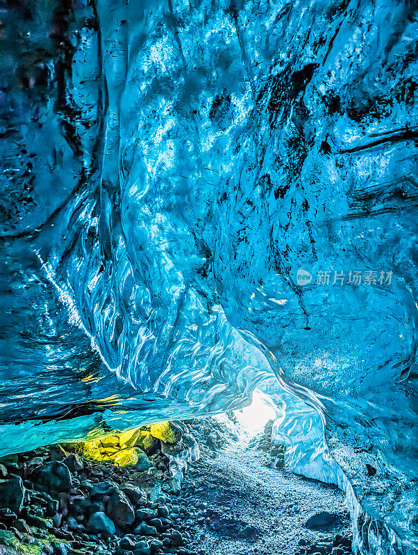 冰岛瓦特纳冰川内的水晶蓝色冰洞