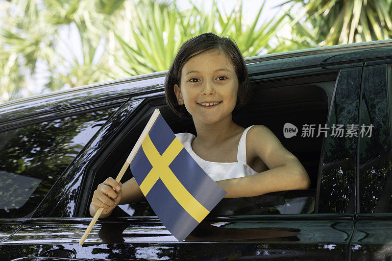 举着瑞典国旗的女孩