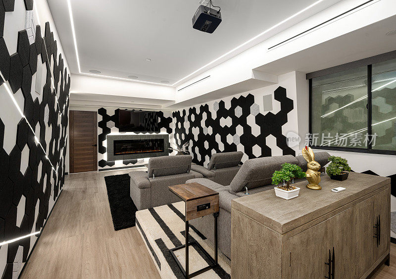 宽敞的现代客厅，配有时尚的家具和当代墙壁艺术