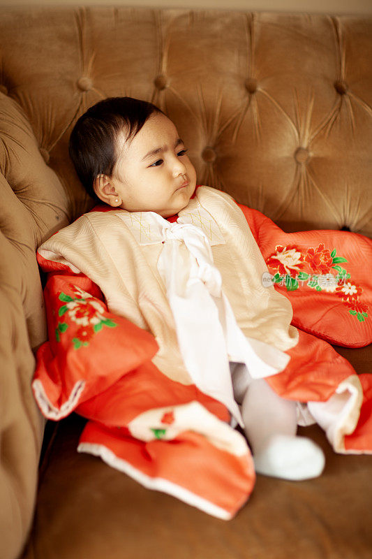 穿着和服的日本女婴