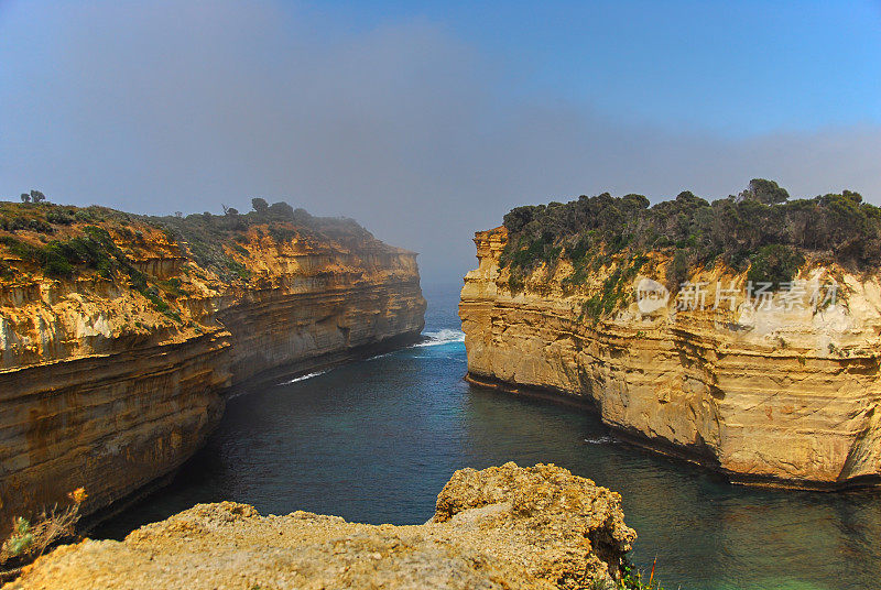 晨雾笼罩着澳大利亚南部海岸的一个小海湾。