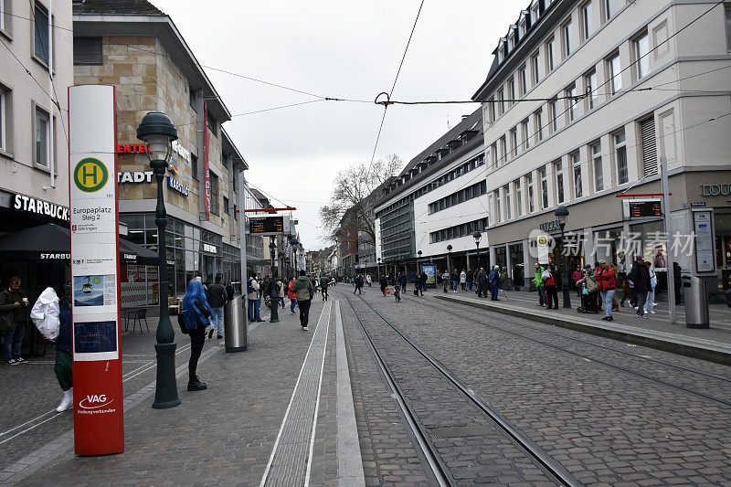 弗莱堡老城位于德国巴登-符腾堡州购物区，人流零售商店
