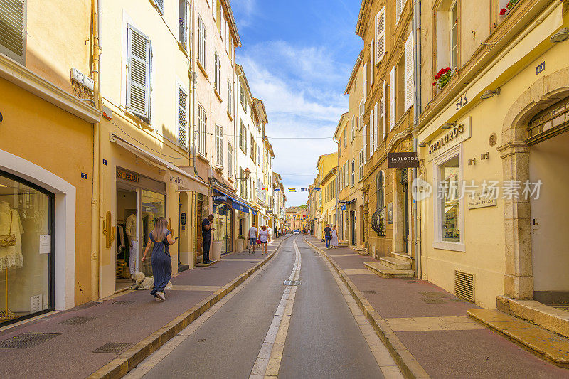 沿着蔚蓝海岸的法国里维埃拉地中海，在法国海滨城市圣特罗佩历史悠久的中世纪老城区，一条色彩缤纷的商店街