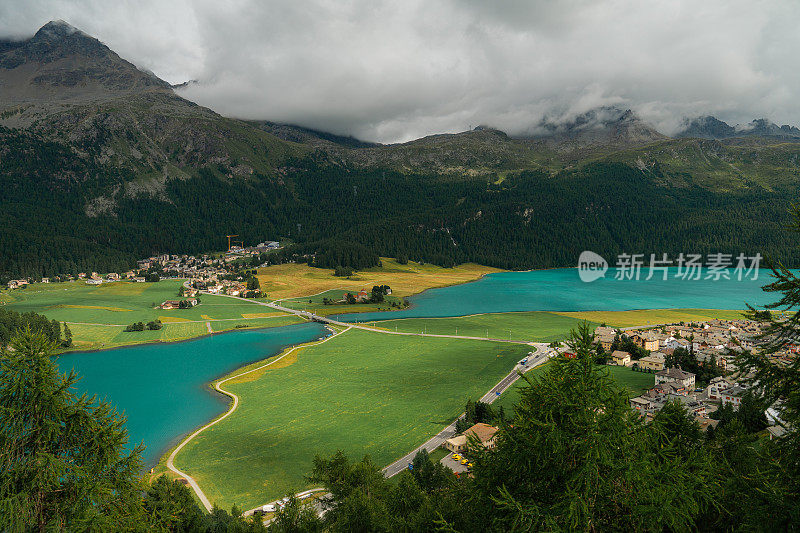 夏季瑞士阿尔卑斯山的西尔瓦普拉纳湖风景秀丽