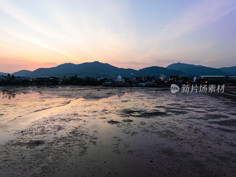 鸟瞰日落天空，自然美丽的光日落或日出在海上，多彩的戏剧性雄伟的景色日落天空与惊人的云和波浪在日落天空自然轻云的背景