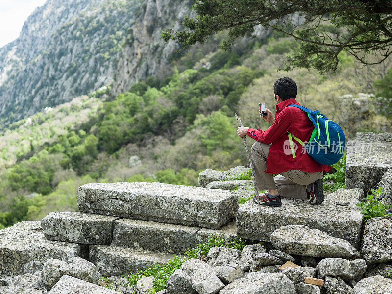 Termessos古城废墟中的成年旅行家