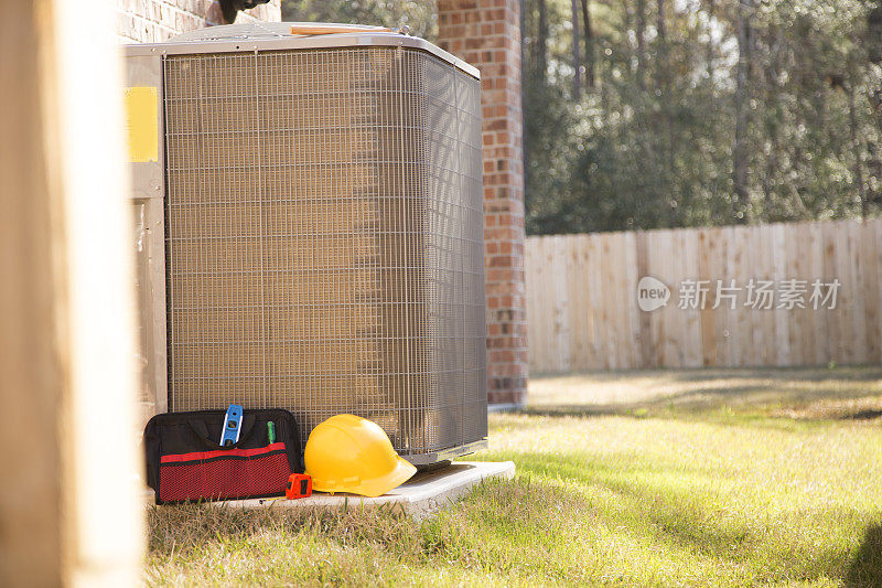 夏季空调机组自带工具和工具箱。