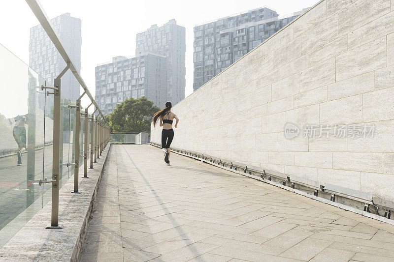 女人在城市里奔跑