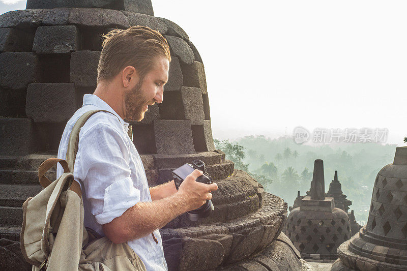 旅游男子拍摄婆罗浮屠寺，印度尼西亚