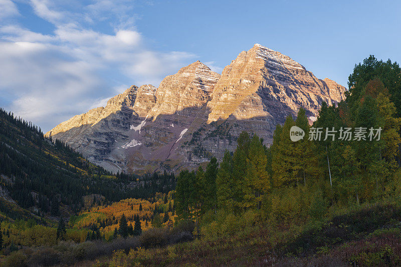 栗色钟在秋天日出在栗色钟风景区