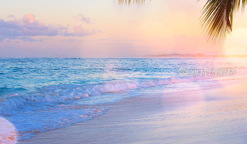 艺术暑假活动;热带海滩上美丽的日落