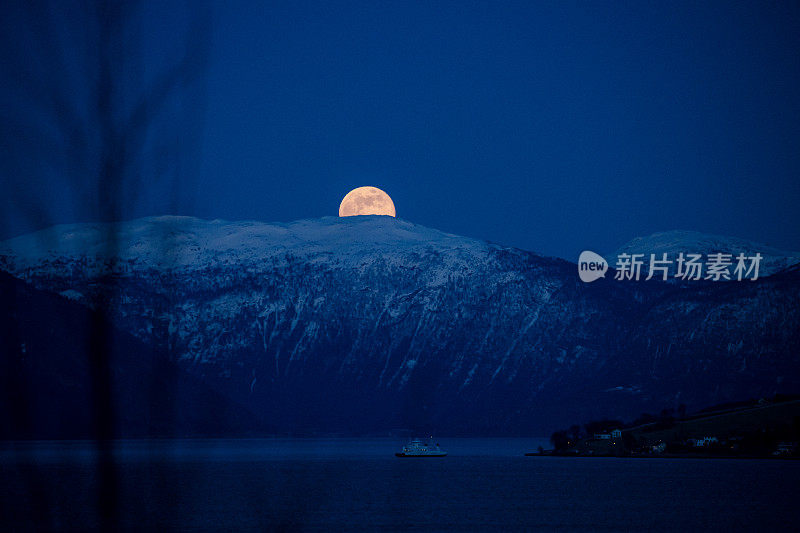 挪威峡湾的满月