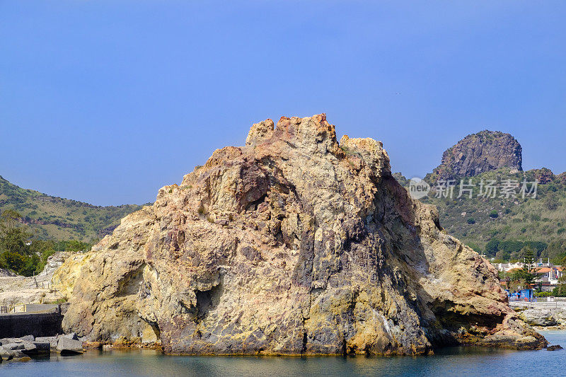 从海上看火山岛，Aeolian群岛(意大利西西里岛)