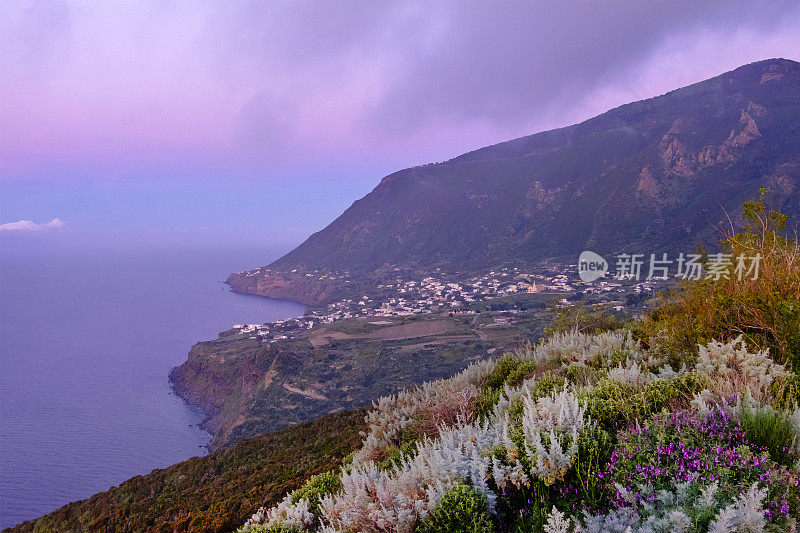 日落时的Salina岛海岸线(意大利西西里岛的Aeolian群岛)