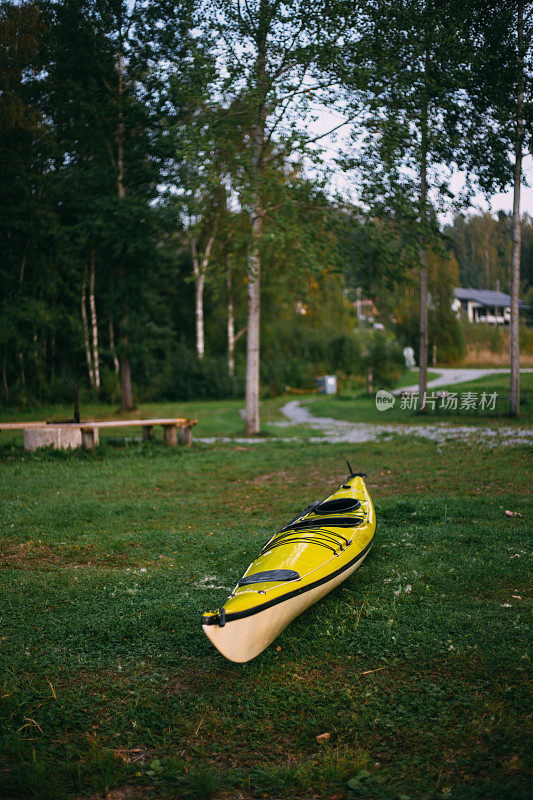 夏天在芬兰湖划皮划艇