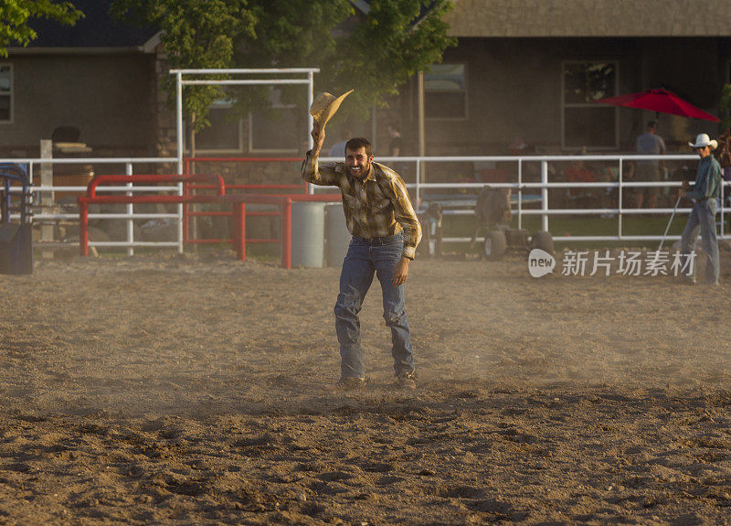 牛仔是在美国犹他州盐湖城西班牙叉围场竞技场的野公牛骑比赛