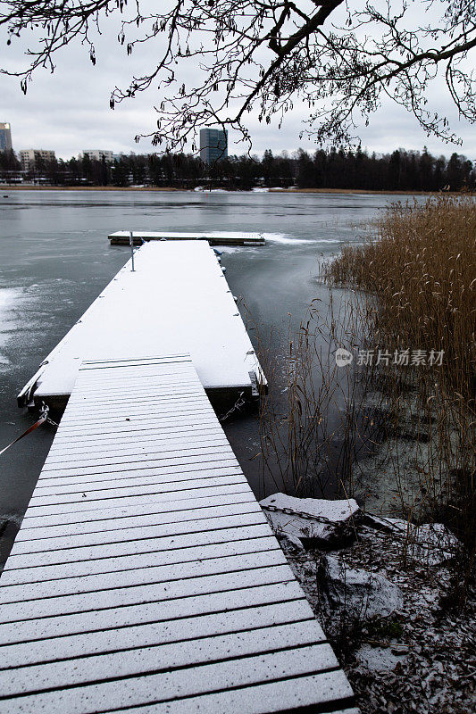 芬兰的冬湖和木制码头风景