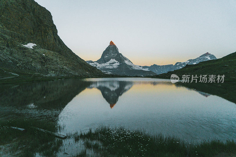 风景秀丽的湖在马特洪山的背景