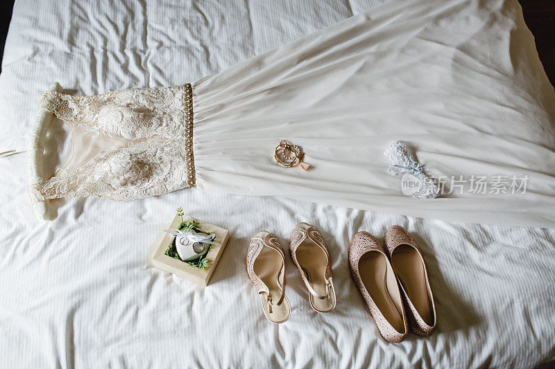 婚纱、鞋子和婚戒