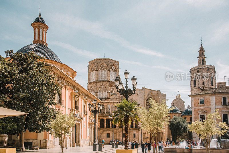 西班牙瓦伦西亚的圣母广场和大教堂