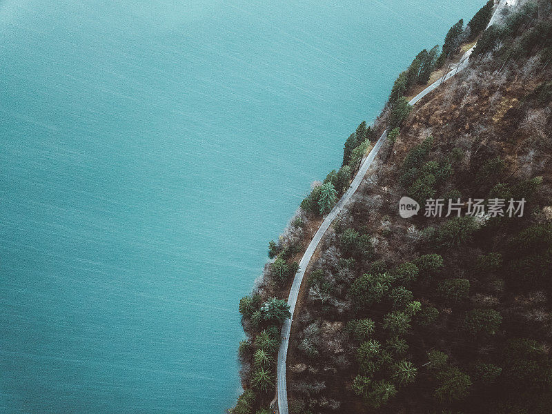 鸟瞰图的风景如画的道路，湖流血和雪