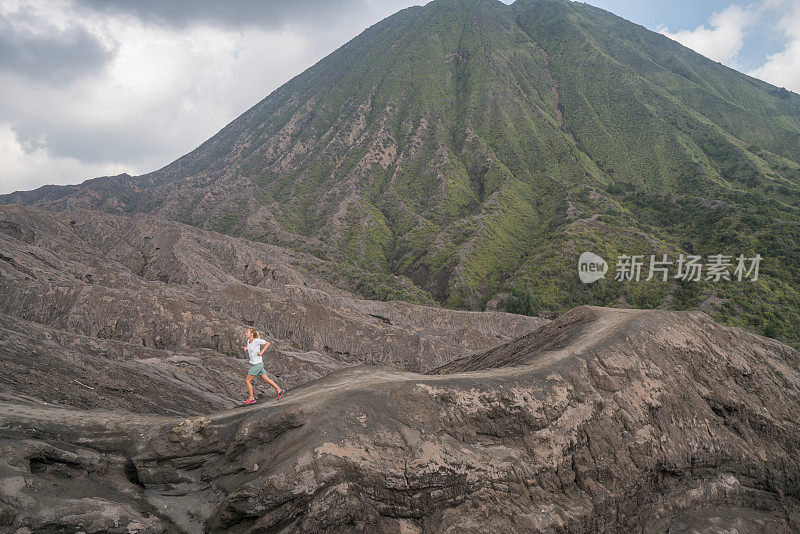 女人在火山景观上跑步