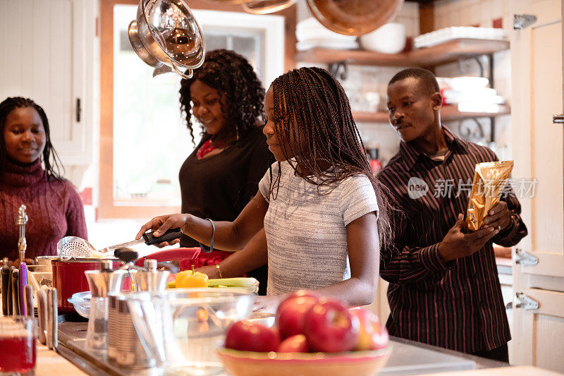 美国非洲裔家庭准备感恩节晚餐