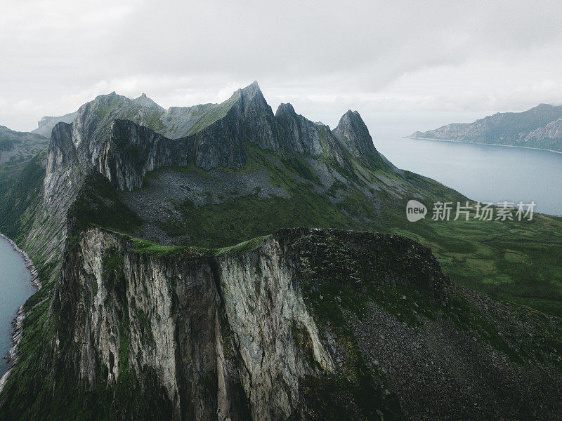 鸟瞰图的高山峰的塞格拉山和海在挪威北部的雾