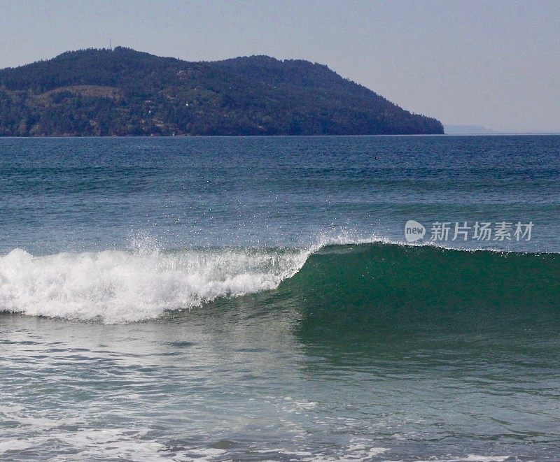 海浪拍打着海滩