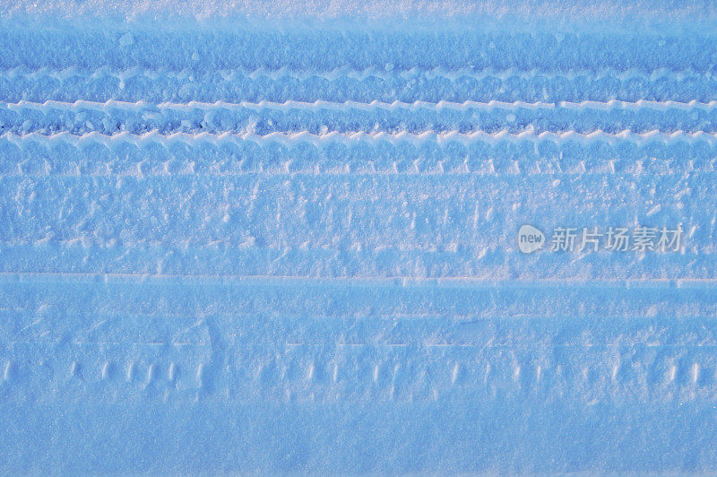 汽车轮胎在冰冻的雪地上留下的痕迹