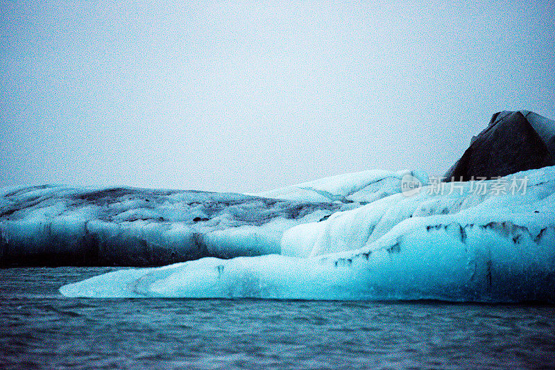 冰山漂浮在Jökulsárlón冰川泻湖冰岛在阴天