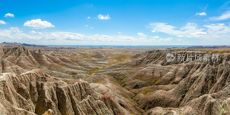 在美国南达科他州的Badlands国家公园被侵蚀岩层的全景