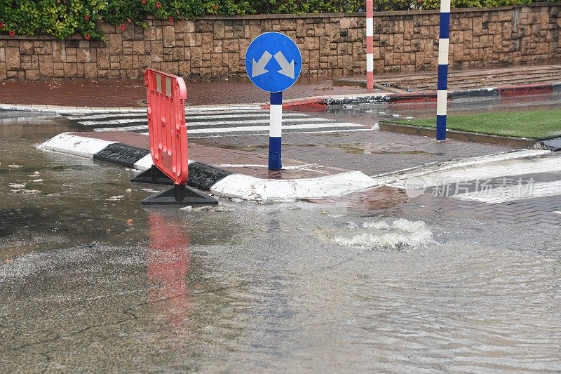 暴雨中污水溢出