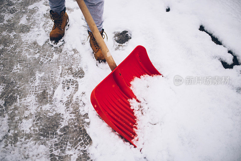 男人准备好清扫积雪了