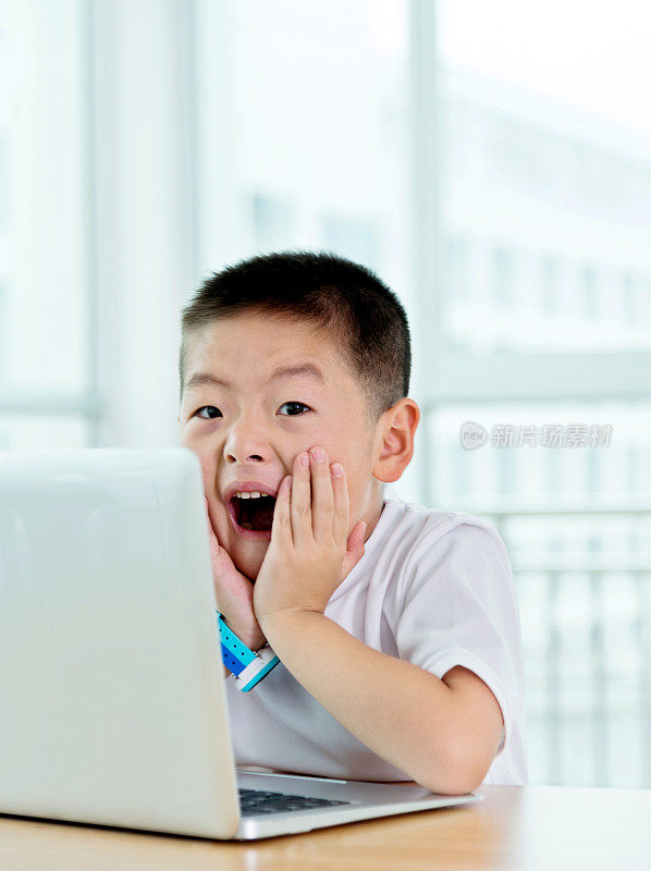 震惊亚洲男孩在互联网上用笔记本电脑