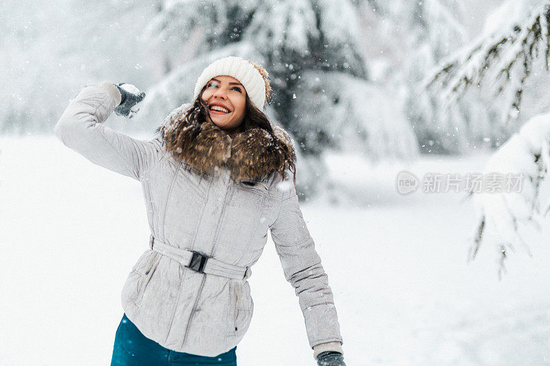 女人滚雪球