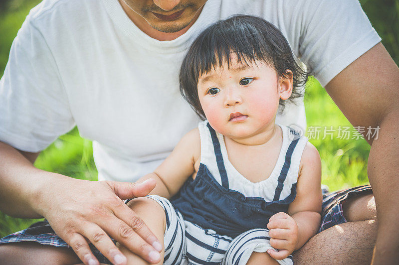 一个亚洲男人和一个女婴