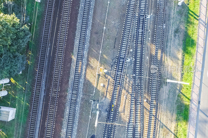 铁路俯视图。铁路轨道和枕木。