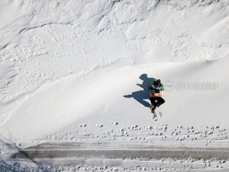 一个人躺在雪地上操控无人机