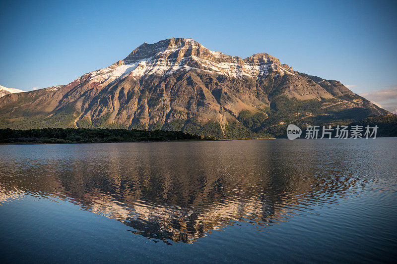 壮丽的山脉，沃特顿湖国家公园，阿尔伯塔，加拿大，日落