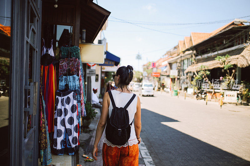 年轻的女游客在印尼巴厘岛的乌布旅游