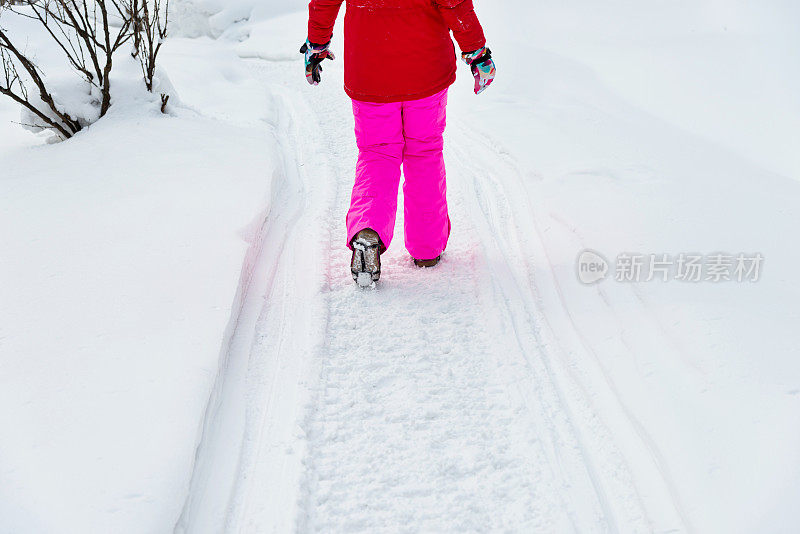 女人腿走在雪地上