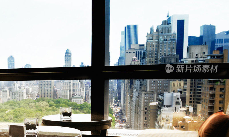 窗外的曼哈顿天际线，纽约。