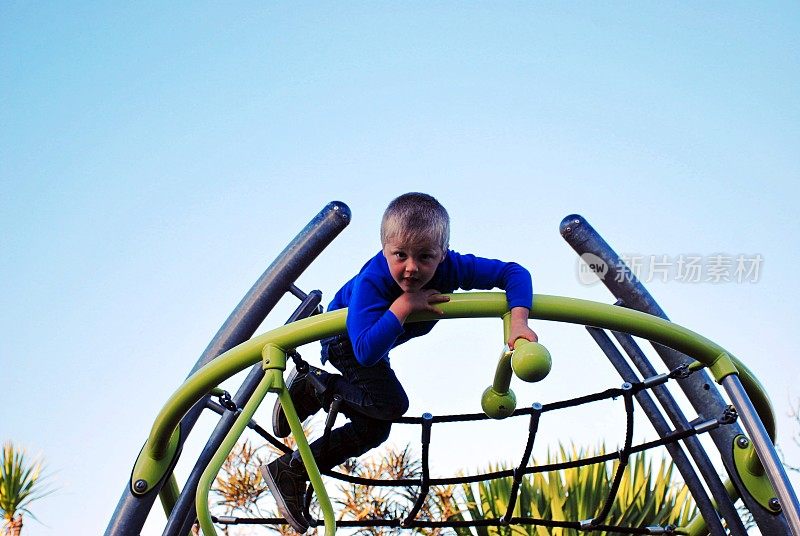 儿童公园内的攀爬架