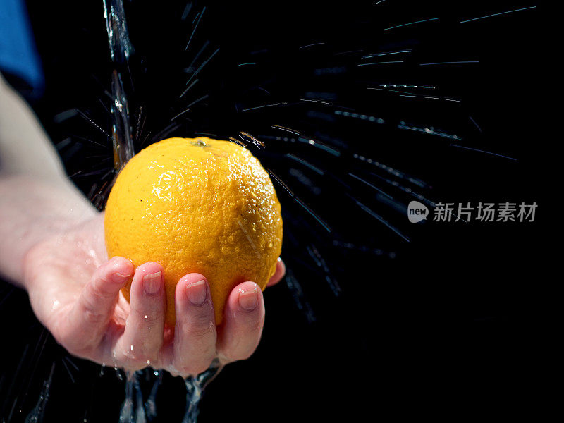 洗一个橙色